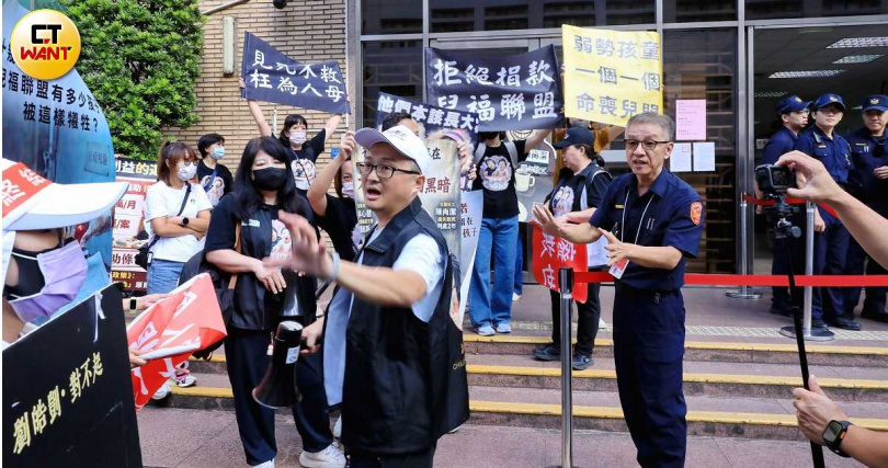 高院法警為維持秩序與抗議民眾溝通。（圖／周志龍攝）