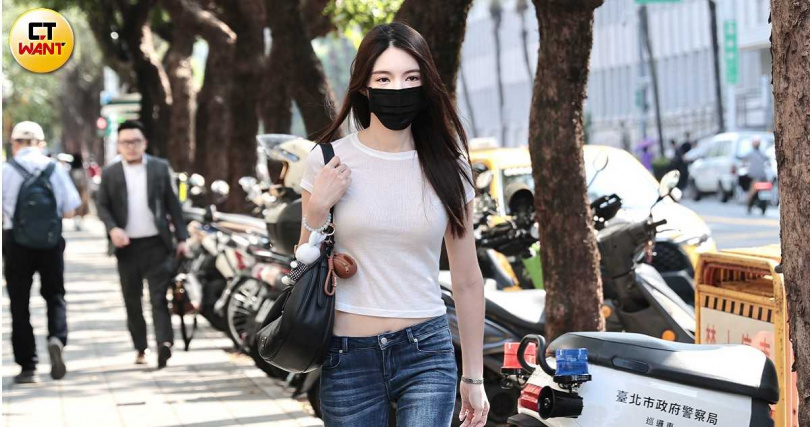 王大陸女友、網紅闕沐軒現身高等法院。(圖/黃耀徵攝)