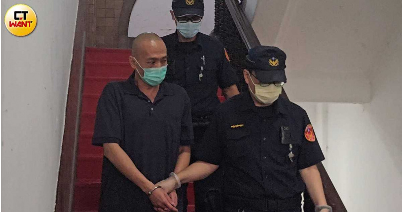 閃兵集團主嫌「小黑」陳志明由法警押解到高院。(圖/劉松霖攝)