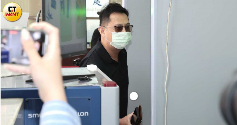台北市刑大隊偵三隊前代理隊長劉居榮出庭。(圖/黃耀徵攝)