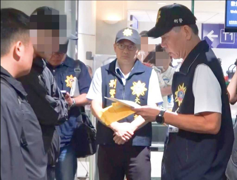 2嫌在刑事局駐外聯絡官的押解下回來交由專案小組帶回。(圖/高雄市刑大提供)