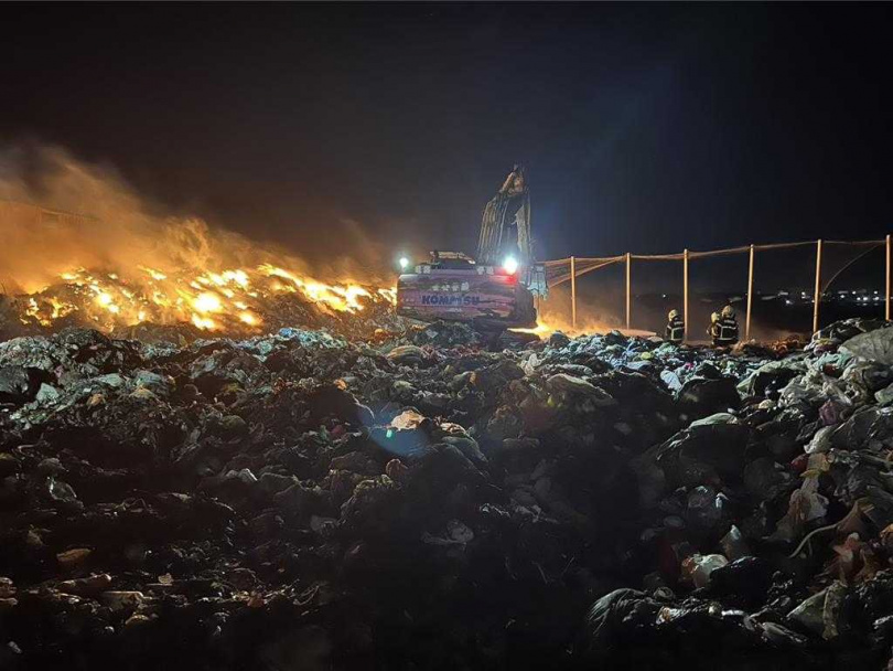 2025年1月17日澎湖縣／澎湖縣湖西鄉紅羅村垃圾轉運場16日下午的廢棄物火警，警消輪班連夜灌救。（圖／警消提供／中國時報許逸民澎湖傳真）