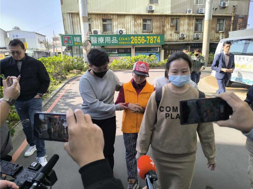 胡母(戴帽者)在家屬攙扶下前往醫院認屍。(圖/報系資料照)