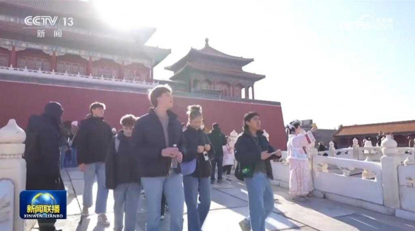 春節大陸遊火熱外國遊客體驗中國年。（圖／大陸央視）