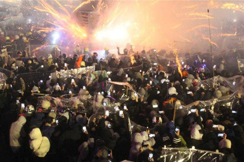 正統鹿耳門聖母廟8日晚間蜂炮施放十分刺激。(圖/中國時報程炳璋攝)