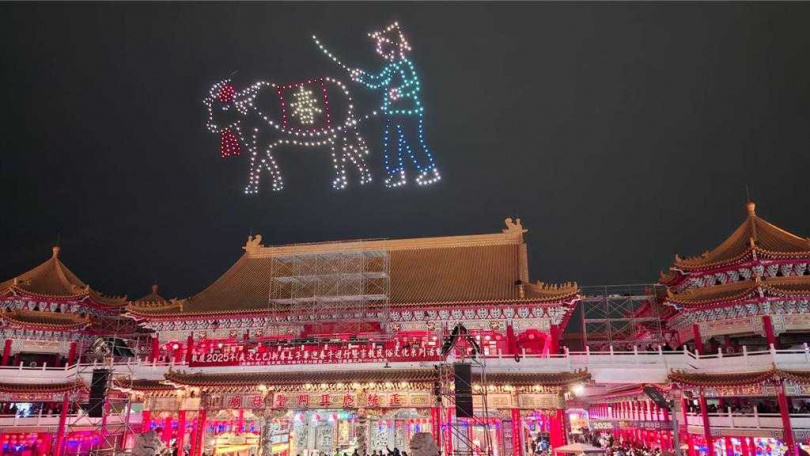 正統鹿耳門聖母廟8日晚間無人機有春牛圖形。(圖/中國時報程炳璋攝)