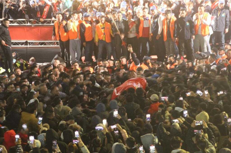 正統鹿耳門聖母廟8日晚間搶春牛狀況激烈。(圖/中國時報程炳璋攝)