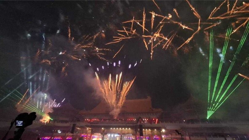 正統鹿耳門聖母廟8日晚間煙火秀十分吸睛。(圖/中國時報程炳璋攝)