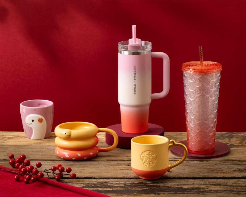 星巴克推多款蛇年杯款，讓民眾新的一年好運滿滿。（圖／星巴克提供）