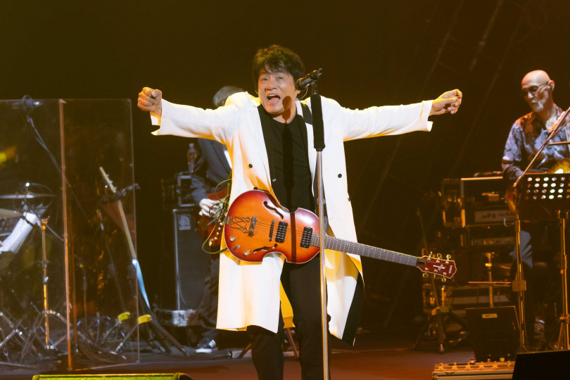 ASKA穿著招牌長版風衣現身，他特地練了中文問候現場觀眾。（圖／寬宏藝術、Welcome Music提供）