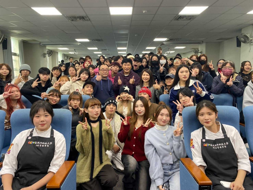 胡瓜和同學們分享自己在演藝圈的經驗談。（圖／下面一位提供）