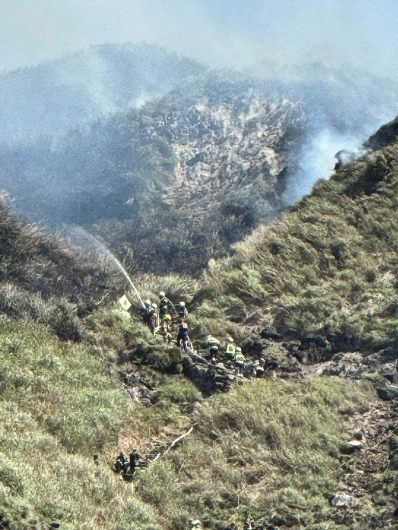 陽明山小油坑遊憩區14日中午驚傳火燒山事故。（圖／翻攝畫面）