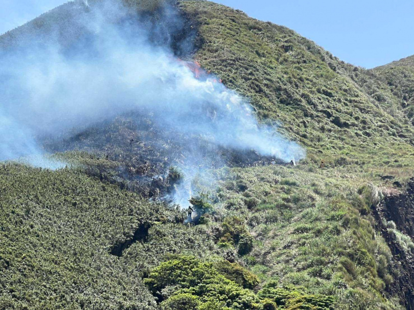 陽明山小油坑遊憩區14日中午驚傳火燒山事故。（圖／翻攝畫面）
