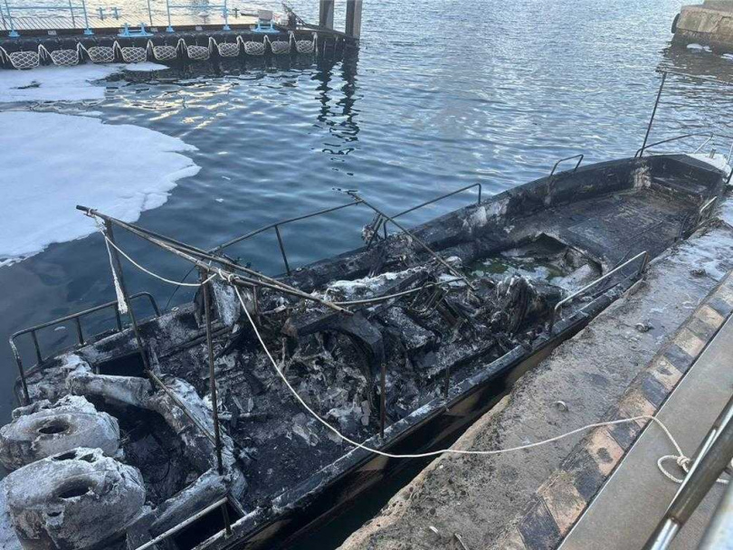 2025年6月7日澎湖縣／停放在澎湖縣七美鄉南滬港碼頭的高雄籍「川陵號」漁船，7日凌晨不明原因火燒船，經警消1個小時候撲滅，燒到剩船殼。（圖／翻攝畫面）