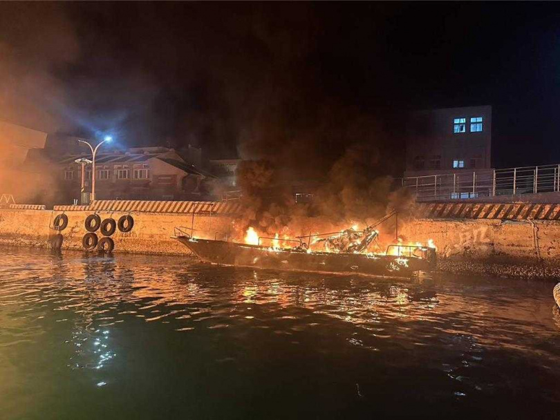 2025年6月7日澎湖縣／停放在澎湖縣七美鄉南滬港碼頭的高雄籍「川陵號」漁船，7日凌晨不明原因火燒船，火勢熊熊。（圖／翻攝畫面）