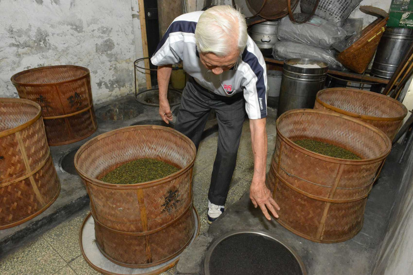 以全台碩果僅存的傳統碳焙坑烘焙正欉鐵觀音。（圖╱吳德亮攝）