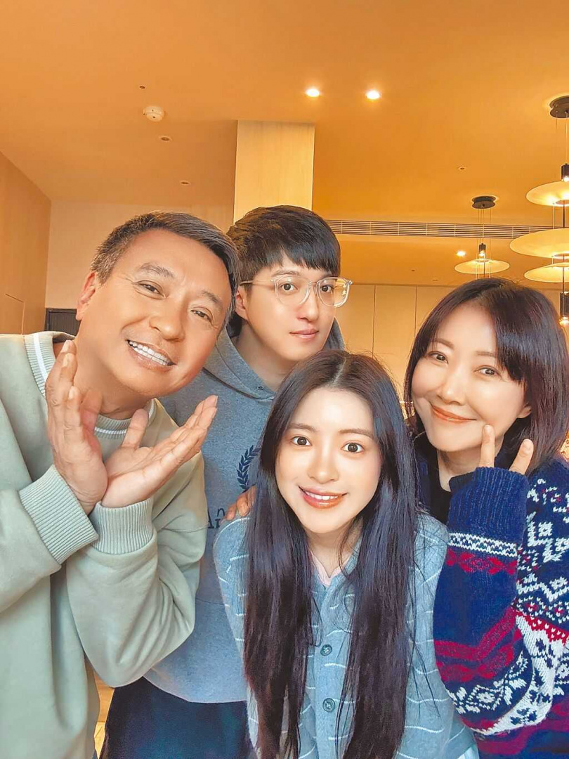 韓菲（右二）跟爸媽、哥哥全家人感情緊密。（圖／韓菲提供）