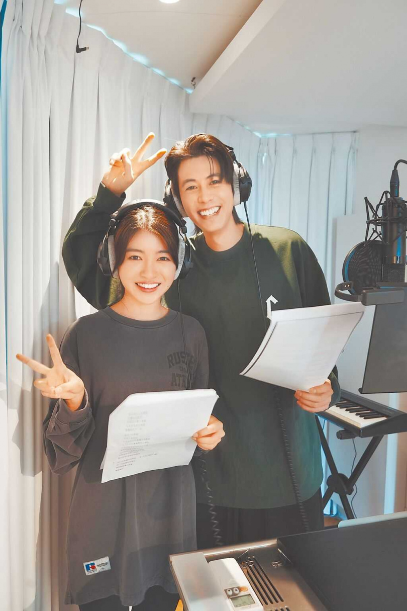 韓菲（左）跟Teddy陳向熙一起合唱孝親歌曲〈茉莉花〉。（圖／樂昕娛樂提供）