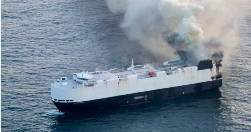 根據棄船逃生的船員事後指出，起先是在貨輪其中一層甲板發現有濃煙竄出，船員隨即展開滅火作業，但始終無法控制火勢。（圖／達志／美聯社）