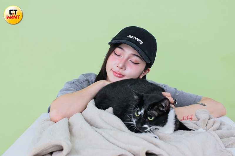 貝蒂黏人又有佔有慾，筱緹為了貓開玩笑說「還是不要交男友好了」。（圖／本刊攝影組）