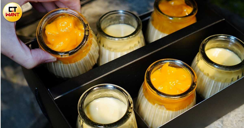 「昭和芒果布丁」軟滑香甜（90元）、大人系甜點「昭和布丁」具有微苦焦糖與雞蛋香氣。（80元，圖／魏妤靜攝）