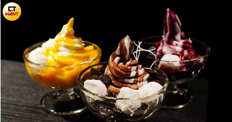 芒果、巧克力、莓果3種口味可選擇的「霜淇淋」，充滿濃厚夏日風情。（各90～100元，圖／魏妤靜攝）