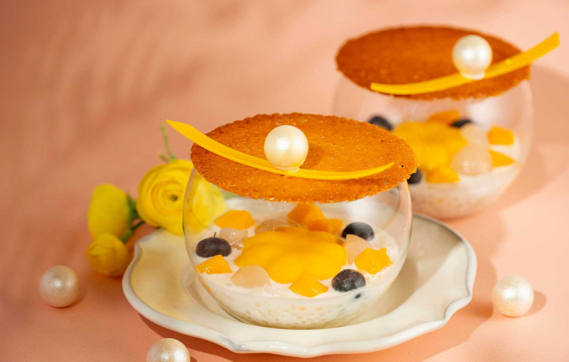 主廚驚喜杯「夏日芒果布丁」交織芒果布丁與椰香西米露，具有多重果香與口感。（圖／台北遠東香格里拉提供）