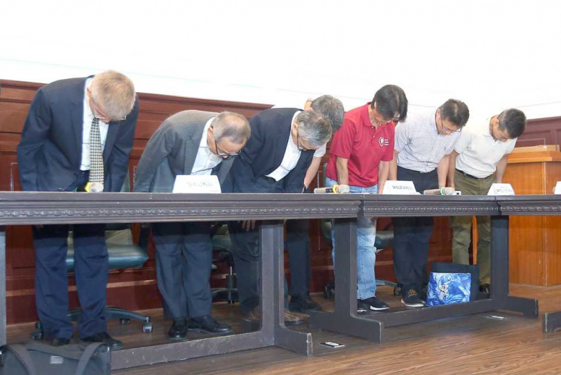 國立台灣師範大學爆發女足球員抽血爭議，事發後校方19日召開記者會對外說明，校長吳正己（左）向受害的球員及其家人表達最深歉意，教練周台英（右三）坦承曾以非醫護人員為球員抽血。（圖／報系資料照）