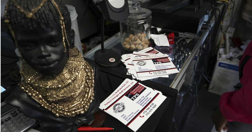 一家宗教用品商店賣臨時保護身分的資訊卡。