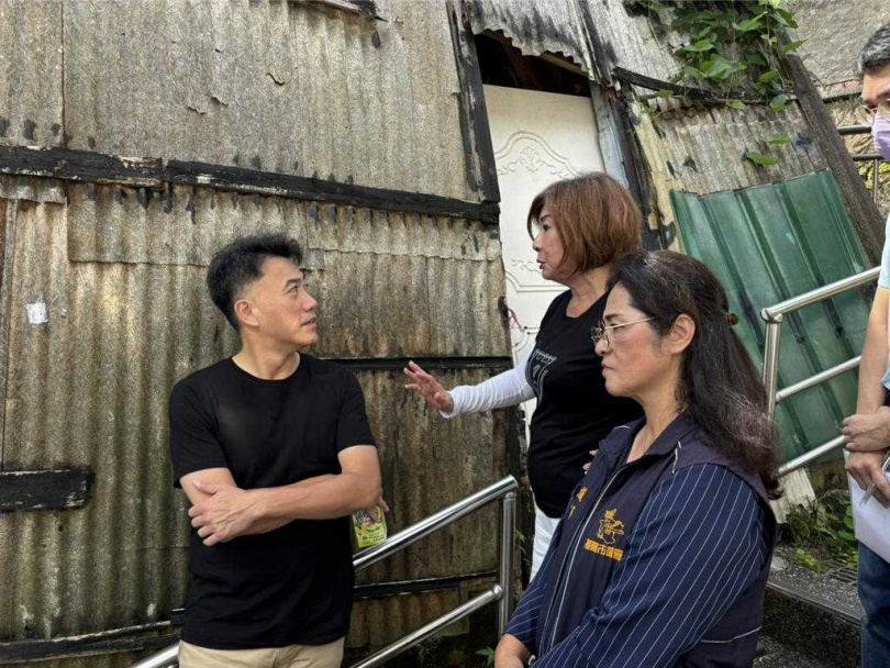 基隆市中山區某處山區有廢棄老屋傾頹，附近民眾憂心颱風來襲可能造成危房傾倒，為此，立法委員林沛祥邀相關單位會勘，安排盡快拆屋還地。（圖／林沛祥服務處提供）