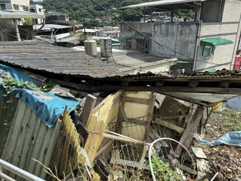 基隆市中山區某處山區有廢棄老屋傾頹，附近民眾憂心颱風來襲可能造成危房傾倒，為此，立法委員林沛祥邀相關單位會勘，安排盡快拆屋還地。（圖／林沛祥服務處提供）