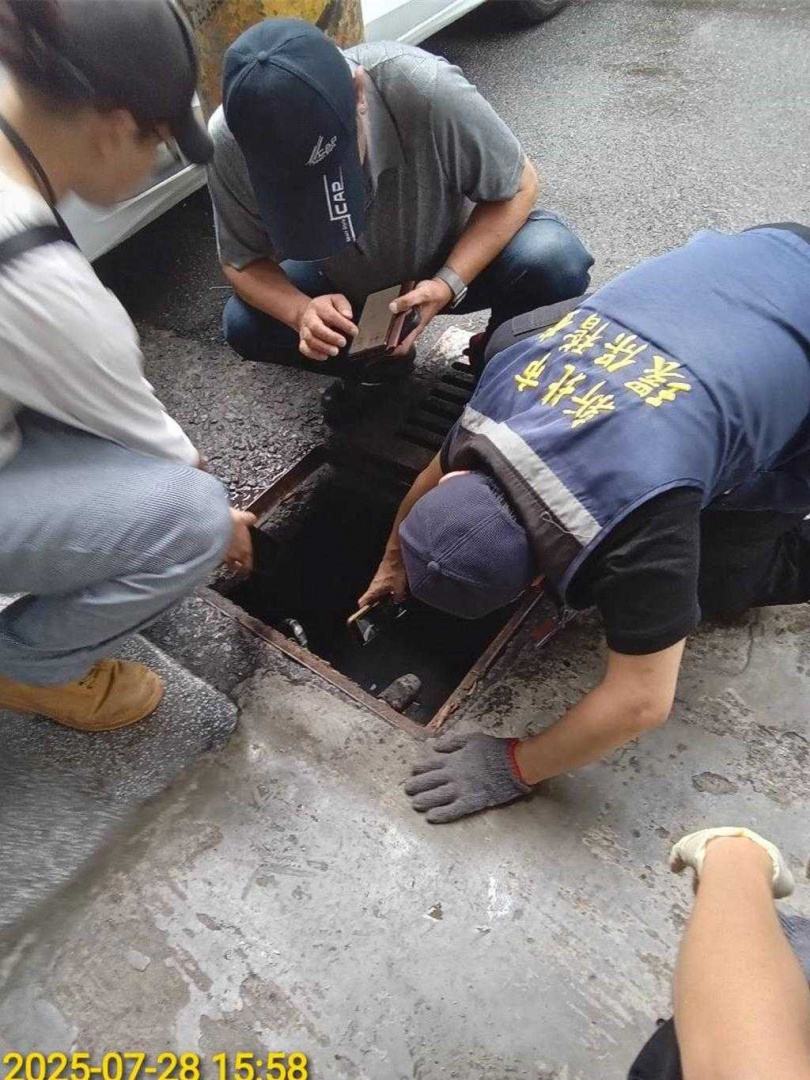   稽查人員翻蓋追查汙染源。（圖／新北市環保局）