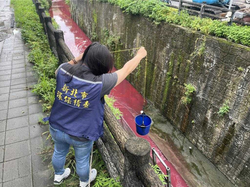 新北市環保局稽查員到場進行採樣檢測。（圖／新北市環保局）