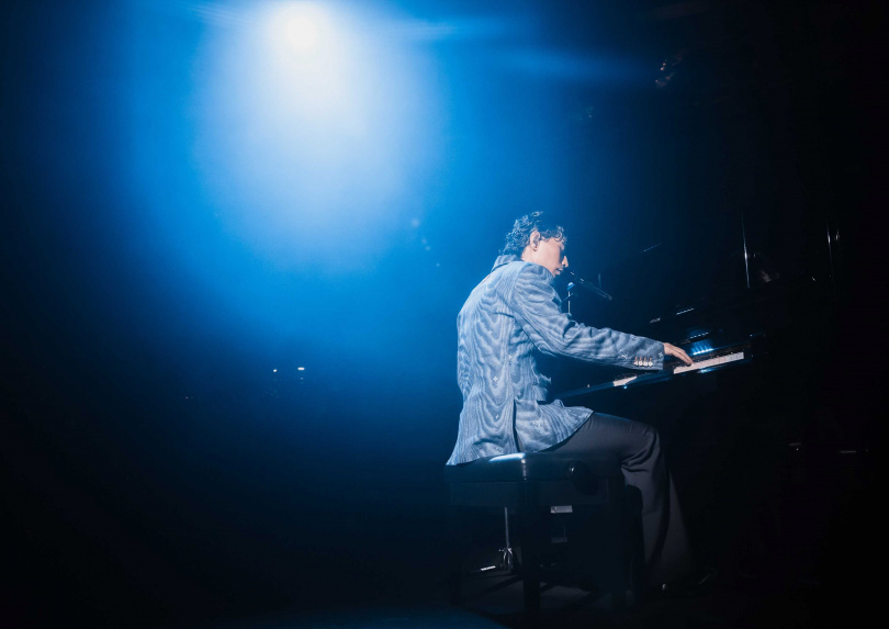 為了這次的演唱會，柏霖首次挑戰鋼琴自彈自唱。（圖／Legacy提供）