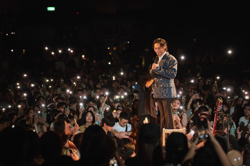 柏霖走進觀眾席，他站上椅子，以更靠近歌迷的方式演出。（圖／索尼音樂提供）