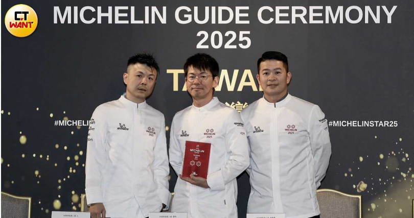 今年首次從一星升上二星的台北A、EIKA盈科、彧割烹主廚合影。（圖／侯世駿攝）