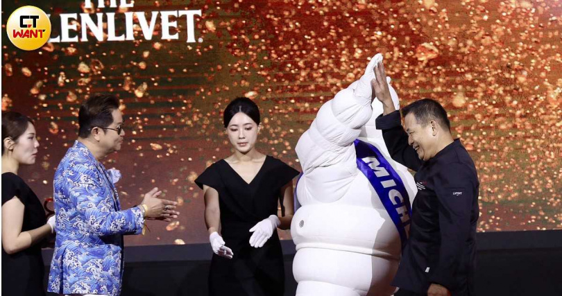 首屆「年度開業大獎」得主為台北一星餐廳「aMaze心宴」，圖為主廚楊光宗（右1）。（圖／侯世駿攝）