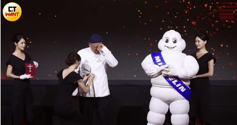 「Hosu好嶼」主廚李易晏首拿米其林一星，在台上激動落淚。（圖／侯世駿攝）