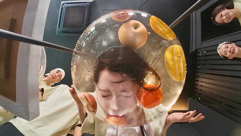  Asa玩遊戲完全沒偶包，就怕遭懲罰。（圖／中天提供）