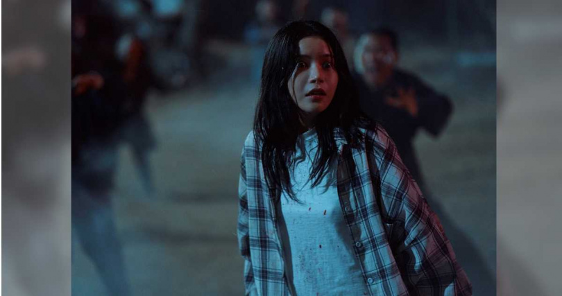 歌手頌樂首次躍上大銀幕，在《咒你》中飾演懷抱作家夢而來到鄉村小鎮全力寫作的「美妍」。（圖／華映娛樂提供）