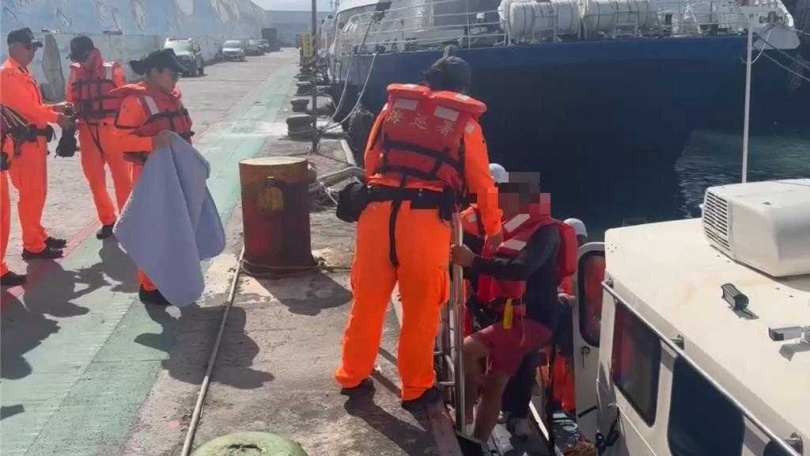 海巡單位接獲通報後,聯合友好漁船趕赴現場救援,順利將3人救起返港。(圖/第一三岸巡隊提供)