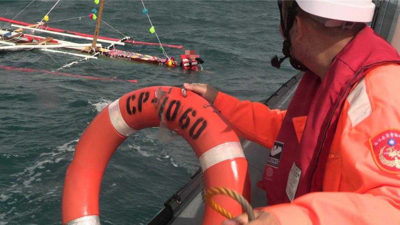 由西班牙藝術家打造的無動力風帆船翻覆,船上3人落海並攀附船邊待援。(圖/第一三岸巡隊提供)