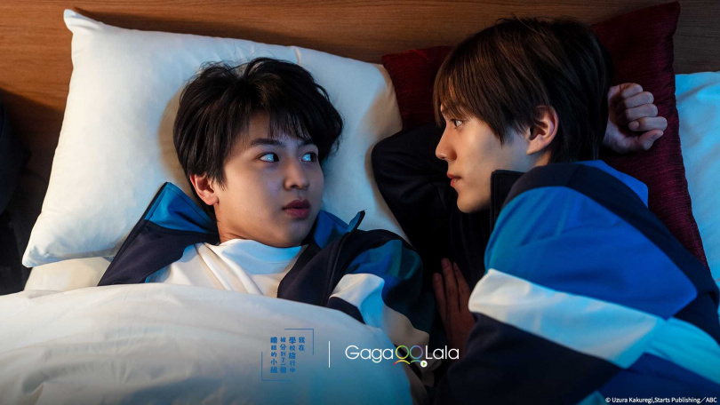 簡秀吉(右)在戲裡和藤本洸大共躺一張單人床,並展開溫情攻勢。(圖/GagaOOLala提供)