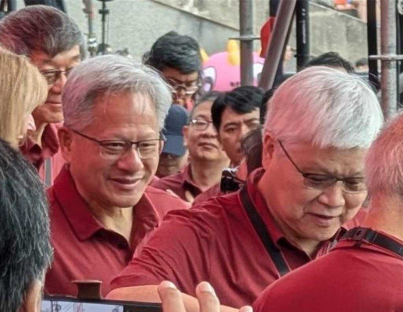 董事長魏哲家致詞時宣布全球廠區員工加碼2.5萬元,比去年多了5千元,黃仁勳則表示,過去2間公司都很小,現在已經非常強大,希望一起繼續加油。(圖/中國時報柳名耕攝)