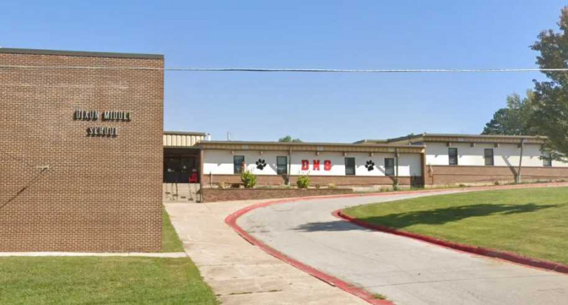 案件發生地為史密斯曾任教的迪克森中學（Dixon Middle School），事發後校方發函強調案件令人震驚與不安。（圖／翻攝自Google Maps）