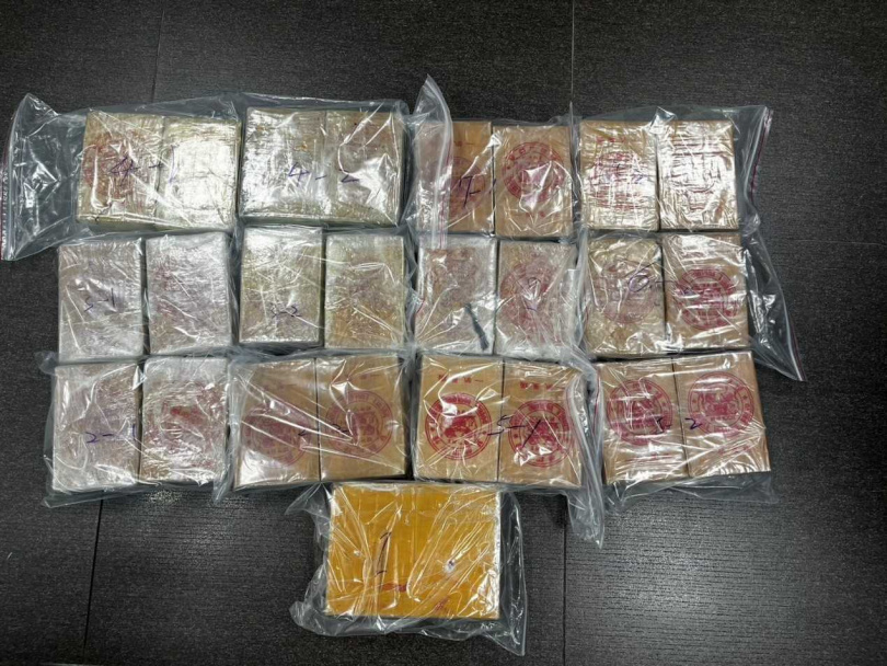 刑事局日前接獲情資查扣藝術燈座內藏有52塊海洛因磚。（圖／翻攝畫面）