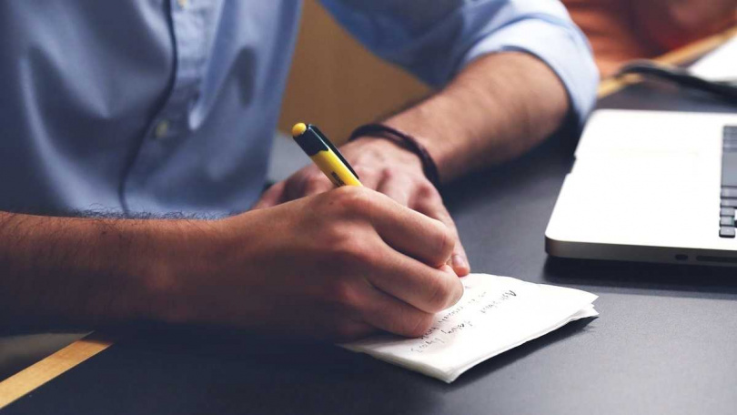 有網友分析,認為原PO的硬傷可能是「學歷」和「穩定的經濟能力」,建議他設法補強學歷,和創造更穩定的收入。(示意圖/取自pixabay)