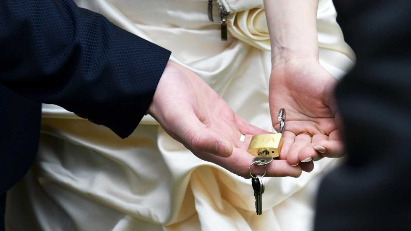 原PO有意和交往七年的女友結婚,到女方家談婚事時,無意中才發現之前相處融洽的女方家長並不贊成這件婚事,其中一個反對理由是認為他沒買房沒買車。(示意圖/取自pixabay)