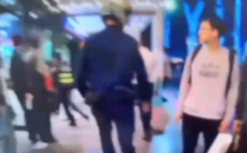 &nbsp; 警方騎機車趕赴誠品南西現場，進入百貨後逆向衝上手扶梯追捕張文。 （圖／翻攝畫面）&nbsp;&nbsp;