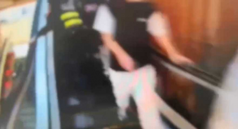 案發當下百貨內民眾驚慌逃竄，警方逆向奔上手扶梯展開搜索。 （圖／翻攝畫面）  